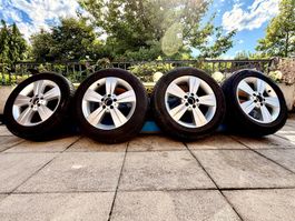4 jantes Mercedes avec pneus d`hiver Pirelli 225/55 R17